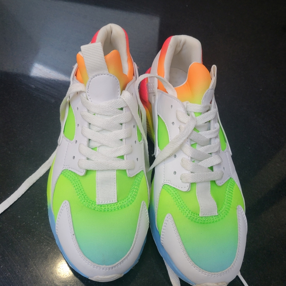 Sneskers - Picture 2 of 3